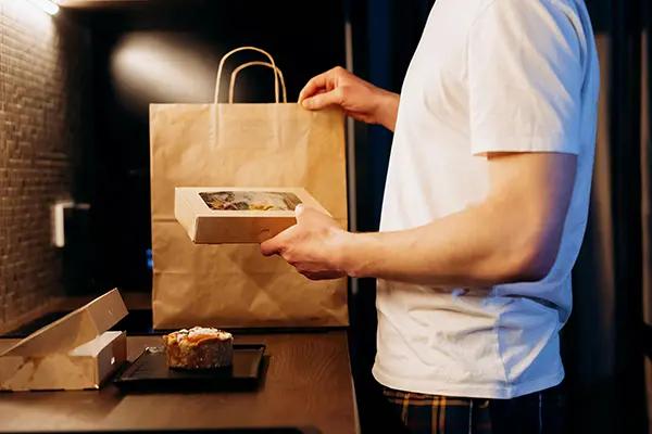 Persoonlijk die boodschappen uit tas haalt